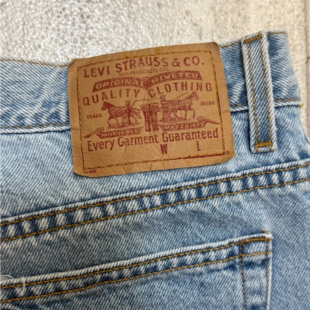 Levi’s High Rise Denim Shorts Size 14 Light Wash Classic Mom Jean Shorts - Picture 5 of 6